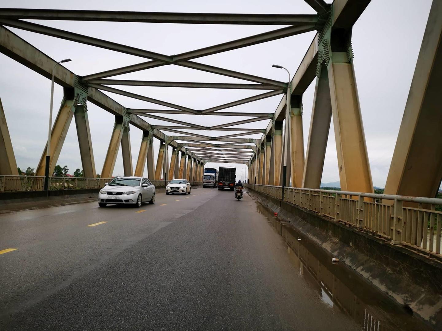 Nữ sinh nhảy cầu tự tử ảnh 2 Nu sinh nhay cau tu tu anh 2