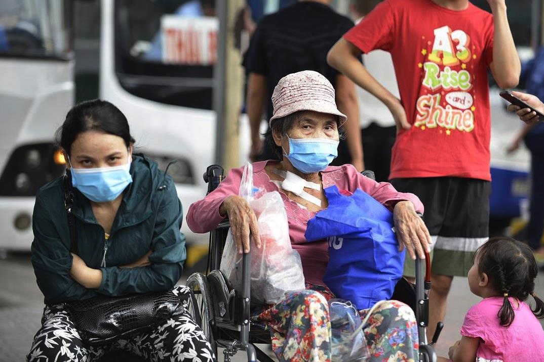 Nguoi gia, tre nho pho phac roi khoi thanh pho truoc ngay nghi le hinh anh