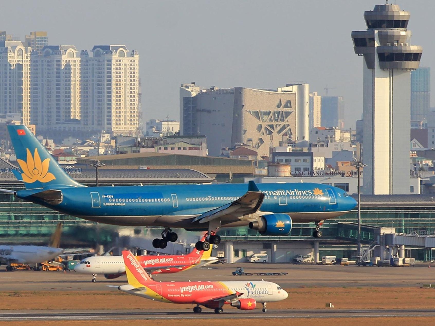 Hang khong tung hon 1 trieu ve, xe khach gap doi cong suat dip 30/4 hinh anh