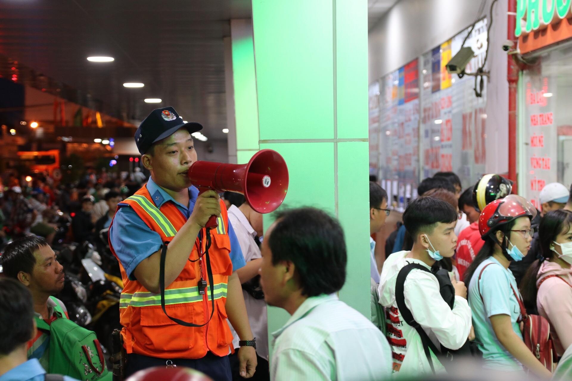 Ben xe Mien Tay, san bay Tan Son Nhat dong nghit nguoi di nghi le 30/4 hinh anh