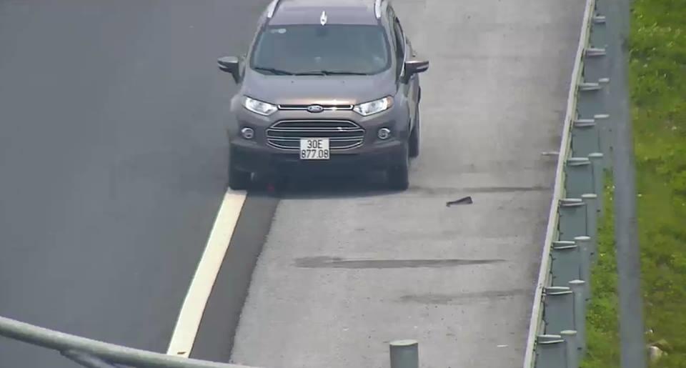 Ford EcoSport phong nguoc chieu tren cao toc hinh anh