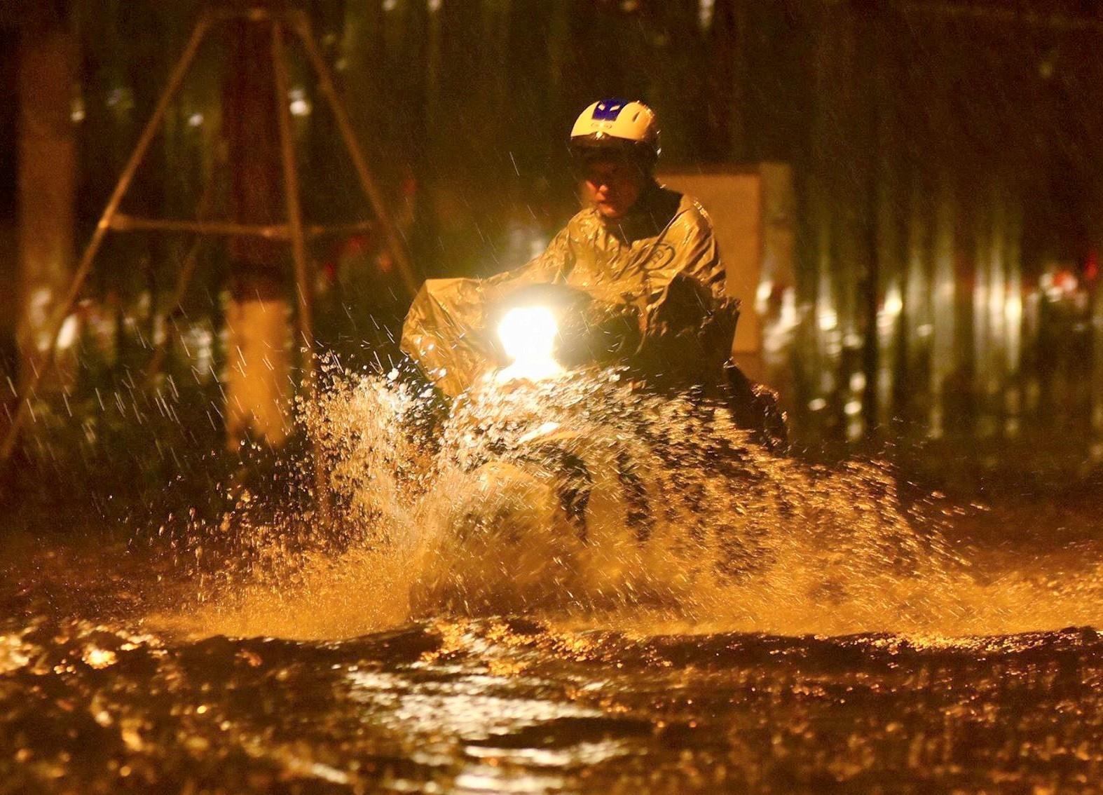 Ha Noi mua lon trong dem khien nhieu tuyen pho ngap nang hinh anh