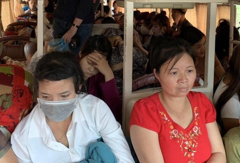 Xe khach 42 cho cho 73 nguoi bi CSGT phat 40 trieu hinh anh