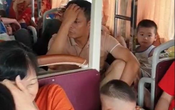 Xe khach 43 cho nhoi nhet 78 nguoi hinh anh