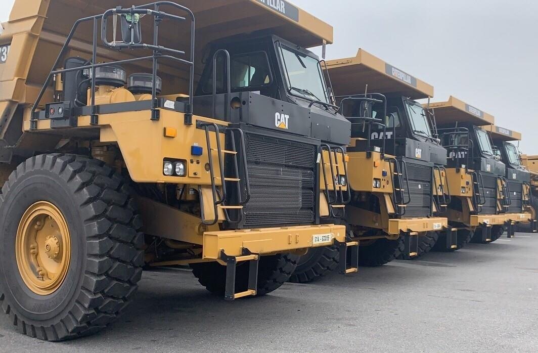 Doan xe sieu trong 70 tan gia giay phep noi duoi nhau tren quoc lo hinh anh