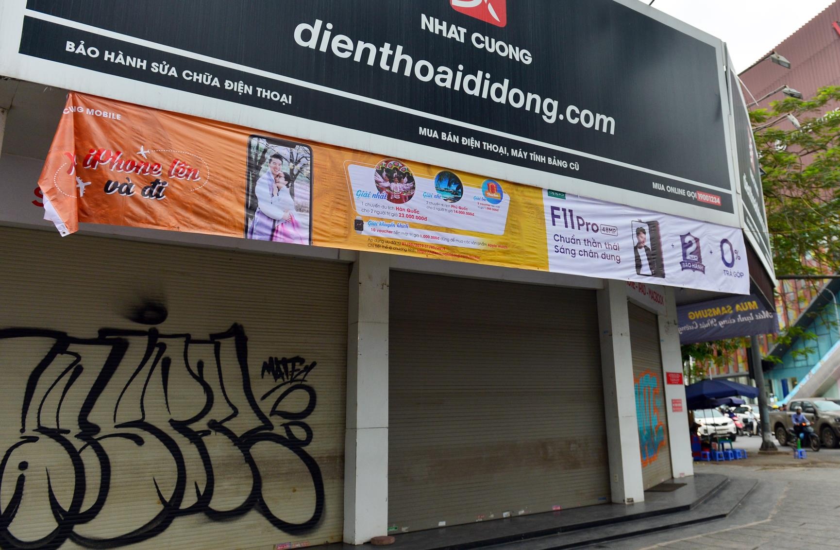 Chuoi cua hang Nhat Cuong Mobile dong cua khi bi Bo Cong an kham xet hinh anh