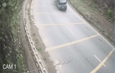 Tai xe thoat nan nho rao chan banh xoay tai diem den doc Cun hinh anh