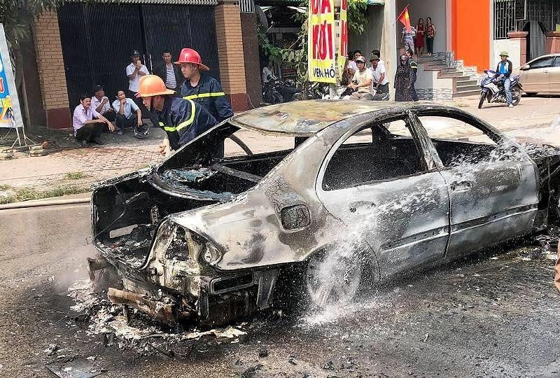 Xe hoa Mercedes di le cuoi bi chay tro khung sat hinh anh