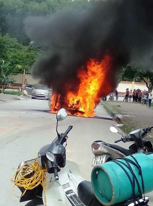 Xe hoa Mercedes bị cháy ảnh 2 Xe hoa Mercedes bi chay anh 2