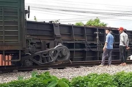 Tau trat banh tai Nam Dinh lam te liet duong sat Bac Nam hinh anh