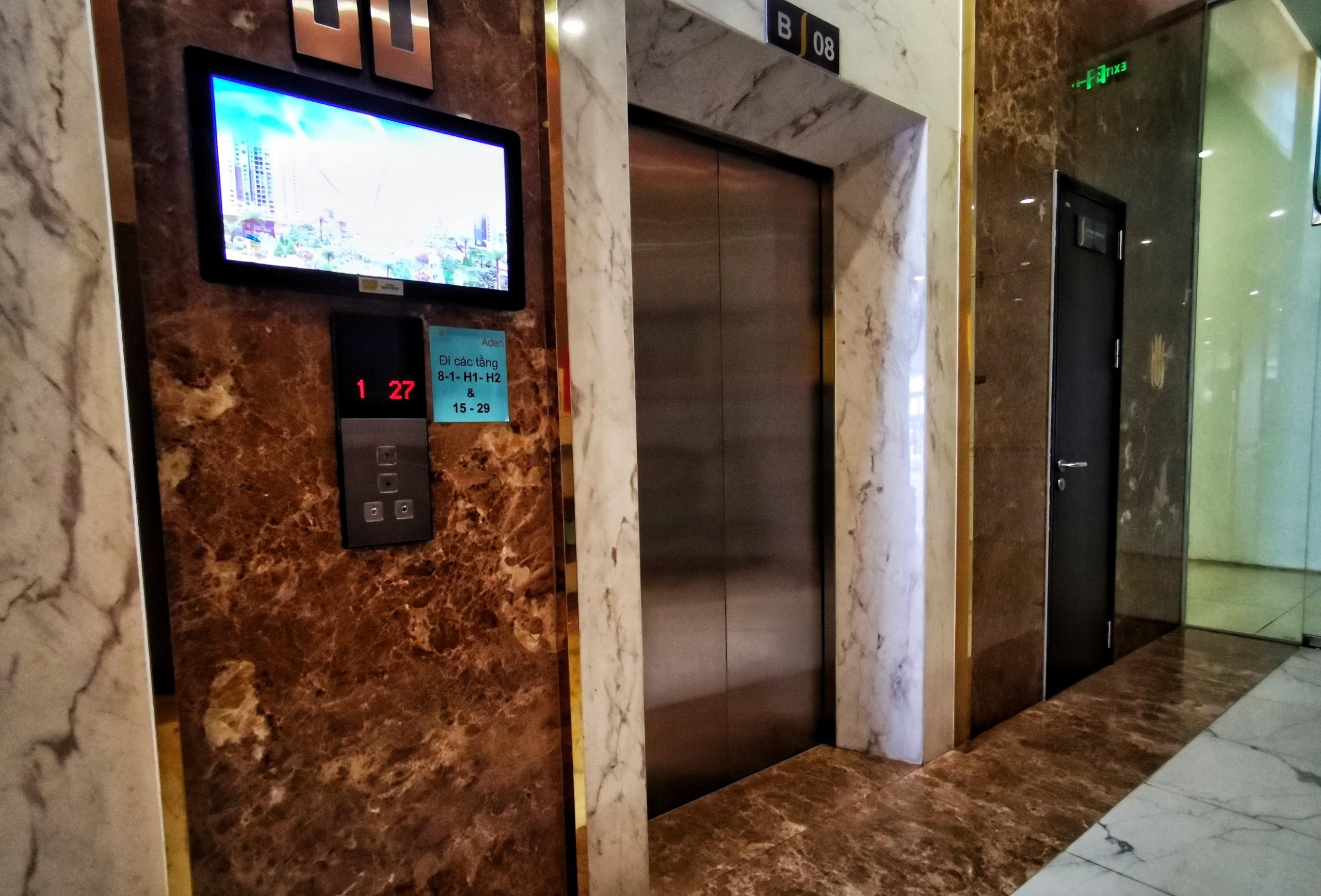 Dan lo lang, canh giac khi vao thang may tai chung cu co ke sam so hinh anh