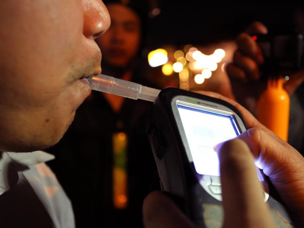 Luat hien hanh quy dinh viec cam uong ruou, bia khi lai xe the nao hinh anh