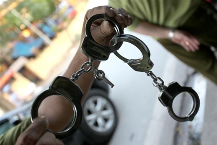 Hanh khach dung cong danh chay mau dau nhan vien an ninh hang khong hinh anh