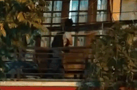 Canh sat treo qua ban cong giai cuu con tin tai tiem cam do hinh anh