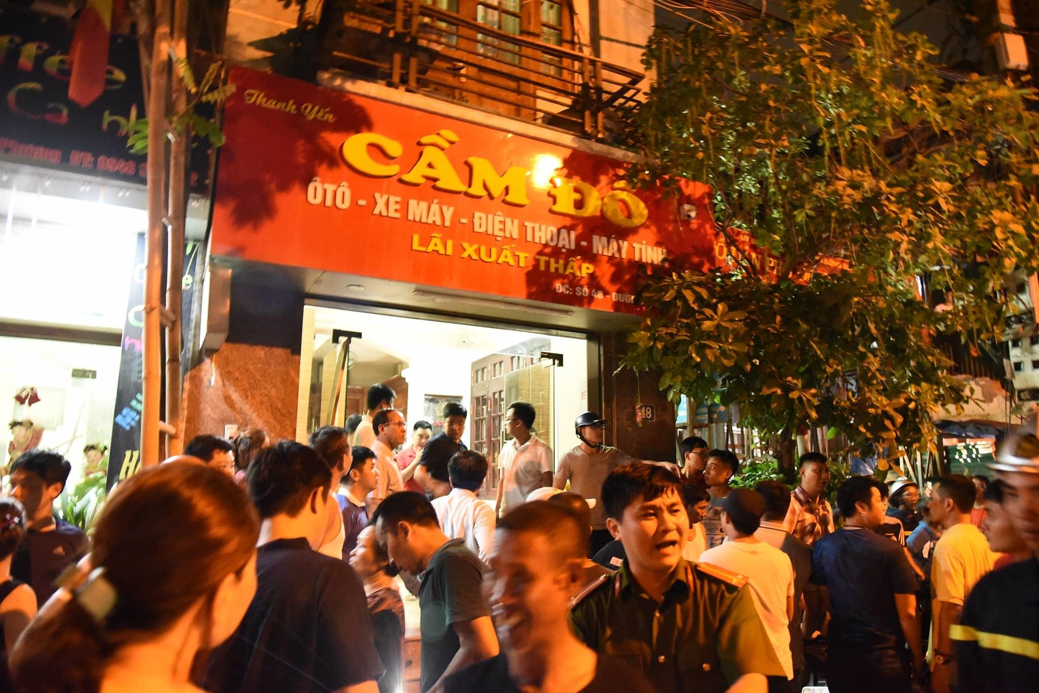 thanh nien bat chu tiem lam con tin anh 1