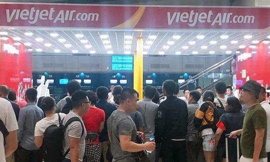 Hanh khach tuc gian la o vi VietJet chua co may bay da ban ve hinh anh