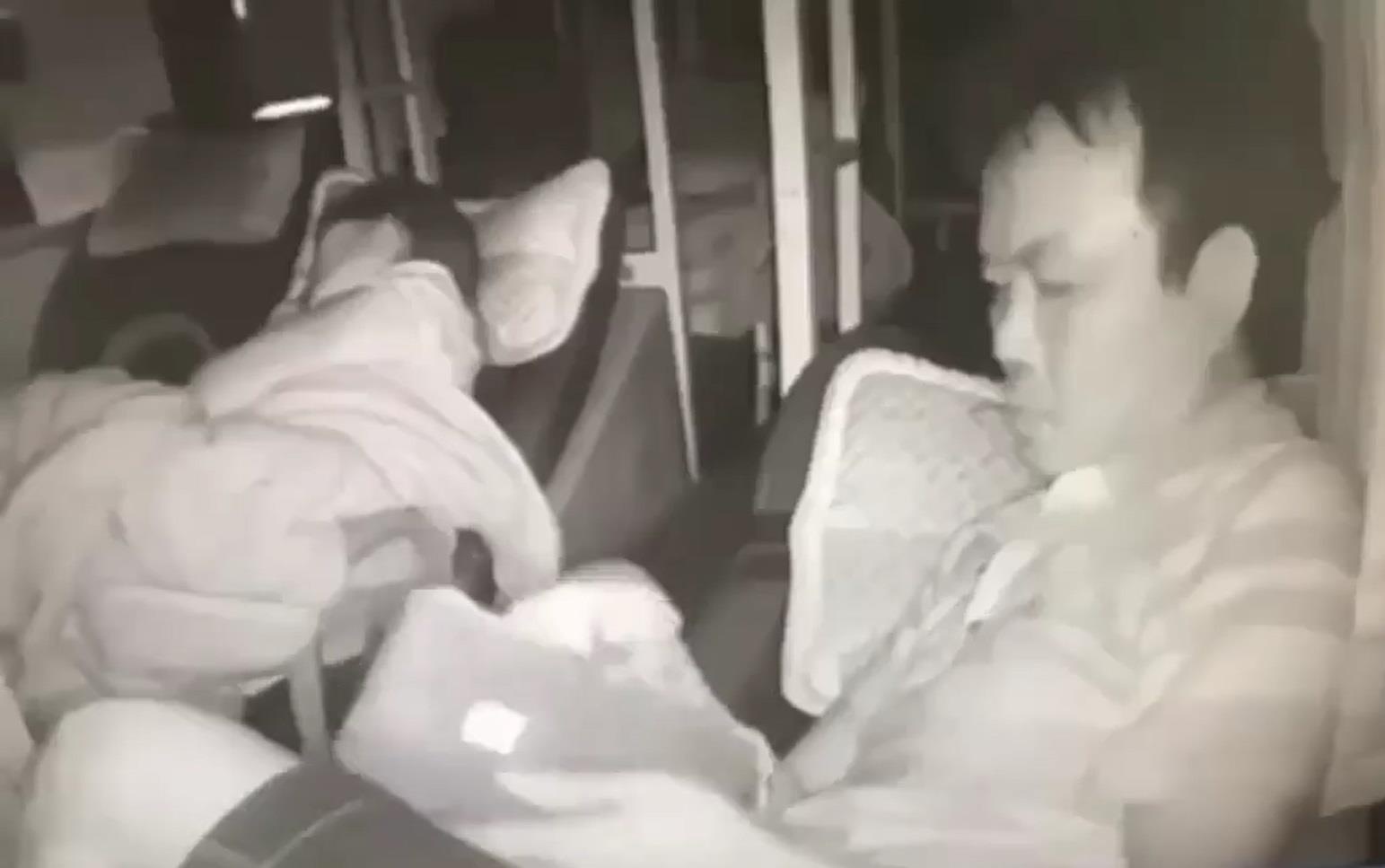 Nguoi phu nu bi moc trom vi tien tren xe khach hinh anh