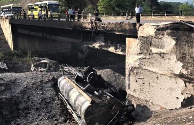 Hoan tat sua chua cau Ngoi Thu sau vu xe bon boc chay hinh anh