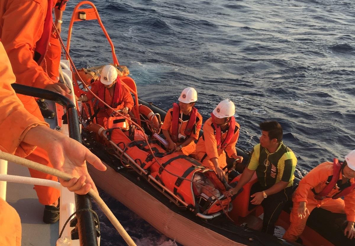 Vuot bien xuyen dem anh 1