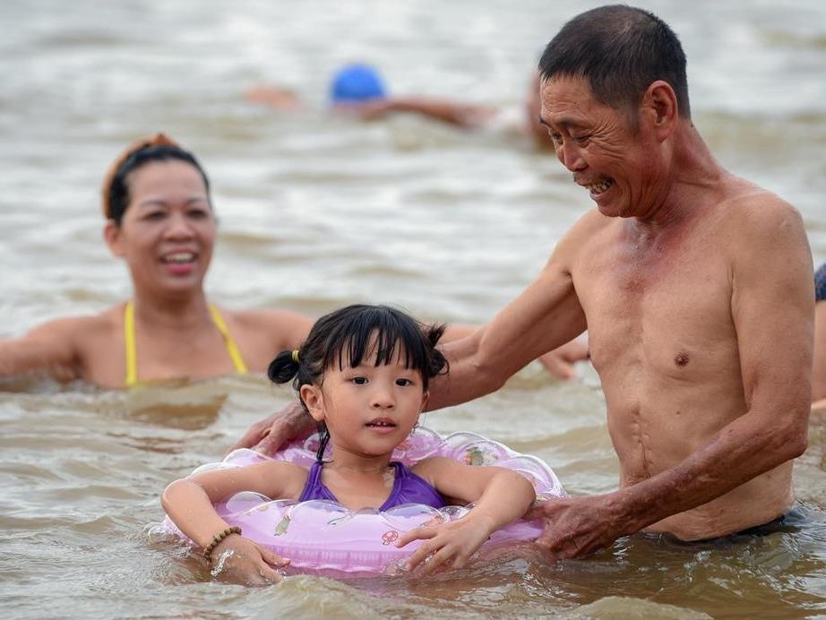 Song Hong thanh 'bai bien' cua nguoi dan thu do trong ngay nong nuc hinh anh