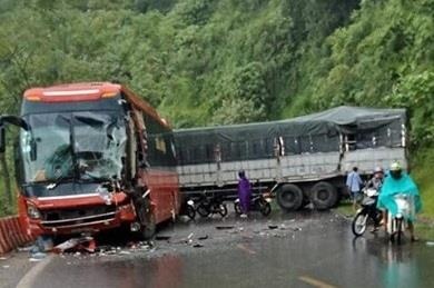 Oto tai tong xe khach, tai xe mac ket trong cabin hinh anh