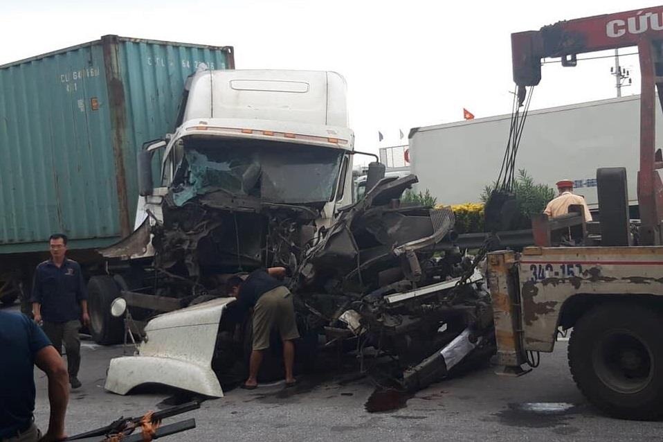 Tai nan tiep dien tren quoc lo 5, xe container nat dau hinh anh