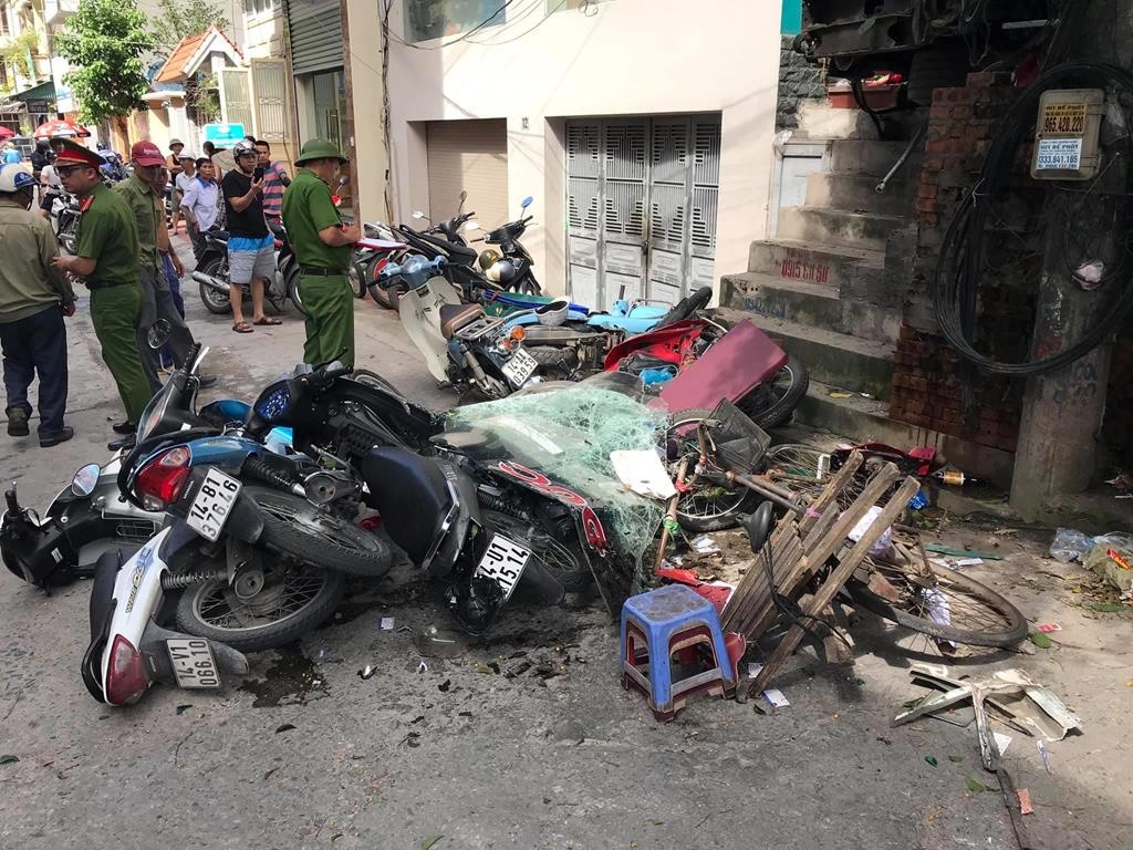 Ngay 27/7 kinh hoang cua cuu binh vu xe khach dam lien hoan o Ha Long hinh anh