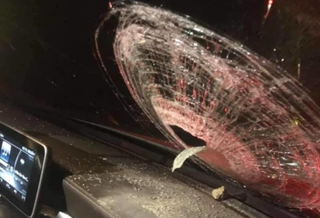 Mescedes bi nem thung kinh tren cao toc, mot nguoi bi thuong hinh anh