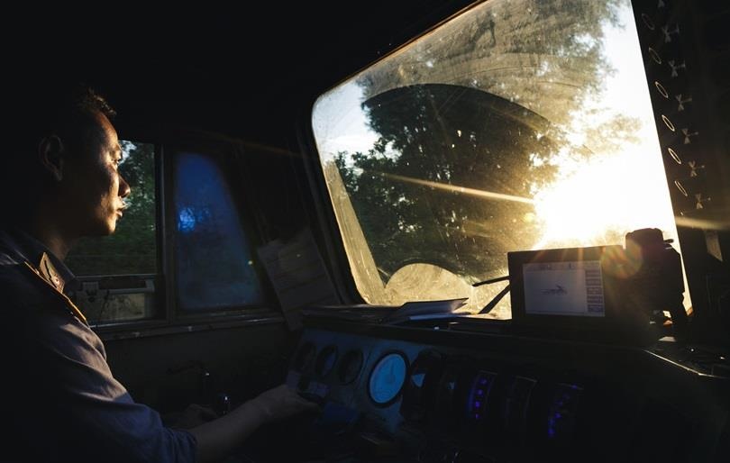 Tai xe tau hoa roi xuong dat tu vong khi tau dang chay hinh anh