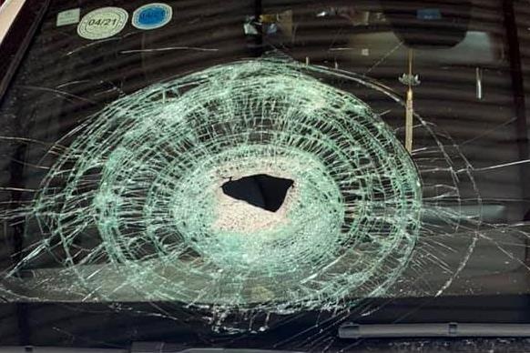 Mercedes bi nem thung kinh khi chay tren cao toc hinh anh