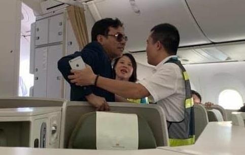 Vu khach say xin sam so tren may bay: Phat nhan vien an ninh 2 trieu hinh anh