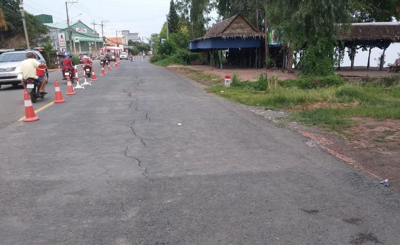 quốc lộ 91 sụp xuống sông hậu ảnh 2 quoc lo 91 sup xuong song hau anh 2