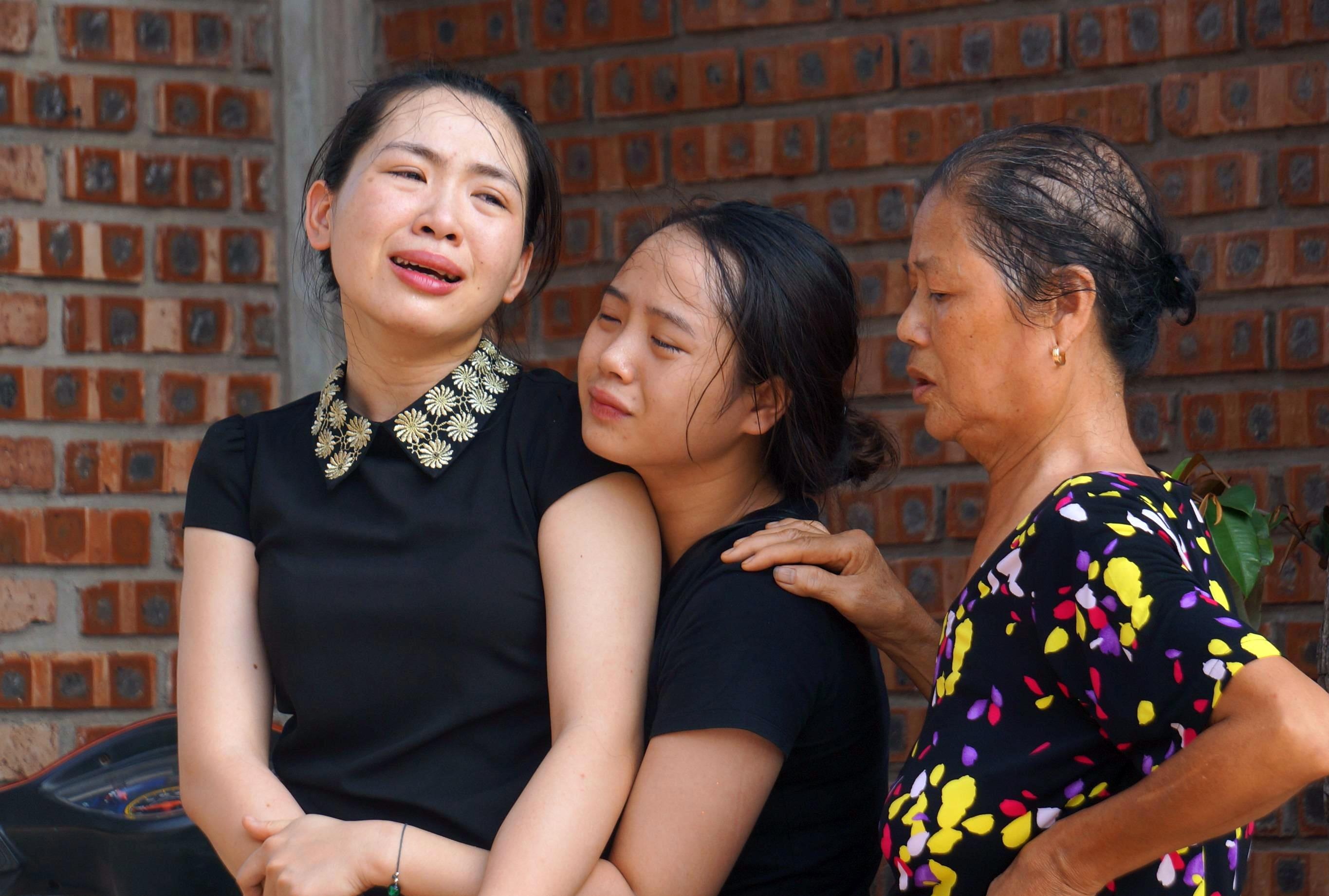 Ngay ve que noi cua be trai lop 1 truong Gateway bi bo quen tren oto hinh anh