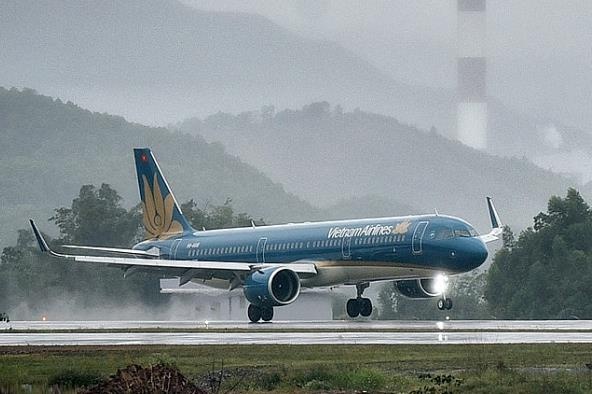 San bay Phu Quoc dong cua vi mua lon, hang loat chuyen bay bi huy hinh anh