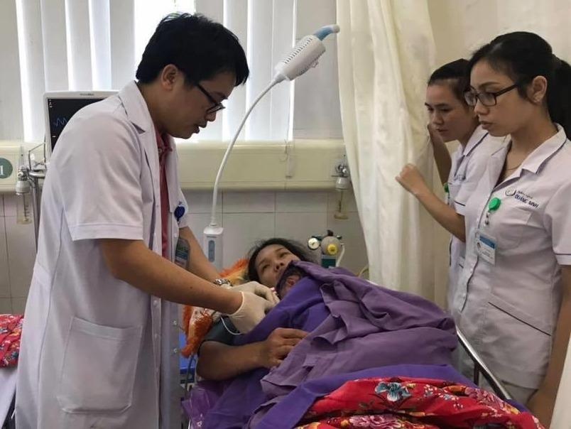 San phu 'de roi' duoc cap cuu tai sanh benh vien hinh anh