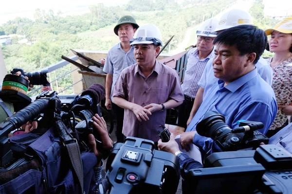 Bo truong The di bo thi sat tren cau bieu tuong mot thoi cua Ha Noi hinh anh