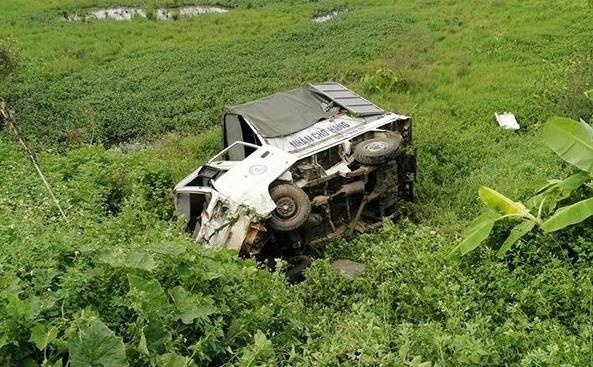 tài xế ôtô bị tàu tông ảnh 1 tai xe oto bi tau tong anh 1