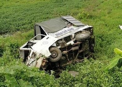 Bi tau hoa tong khi co day oto khoi duong ray hinh anh