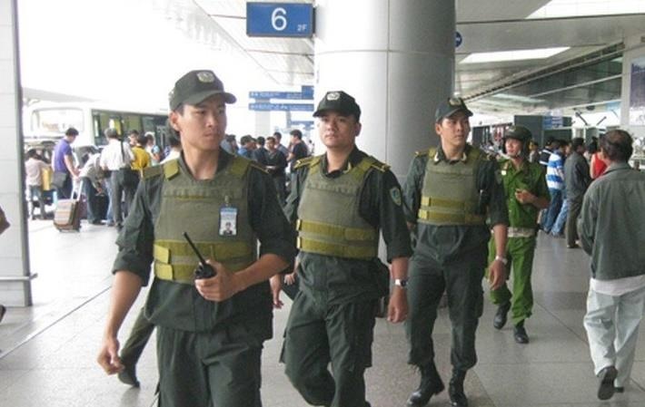 'Co taxi' lang ma, phun nuoc bot nhan vien an ninh san bay Noi Bai hinh anh