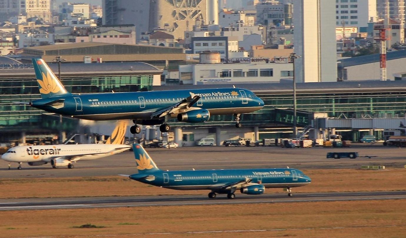 'Tat dau' may bay tai Tan Son Nhat, tai xe oto bi phat 4 trieu dong hinh anh