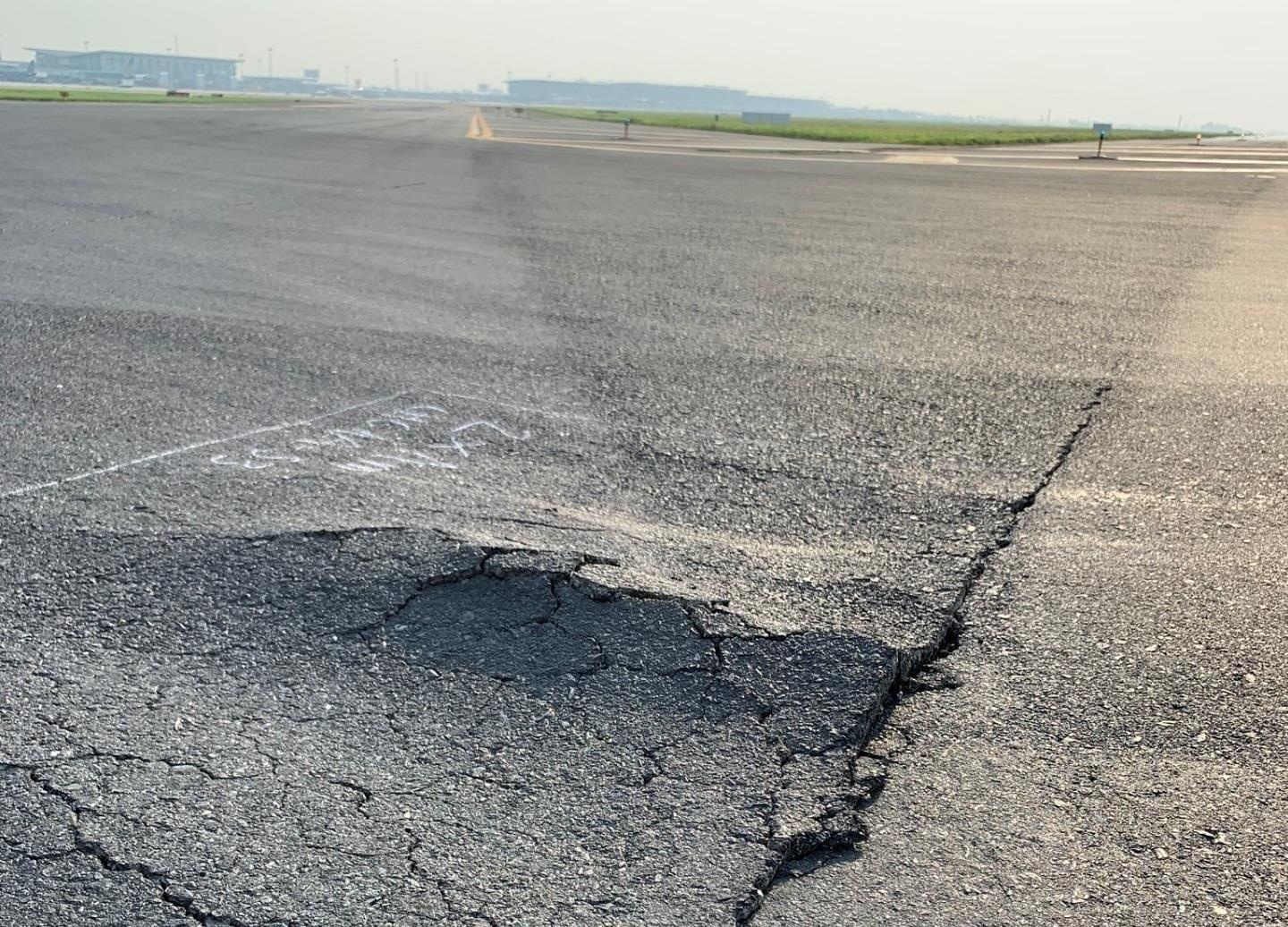 De xuat dong cua duong lan hu hong tai san bay Noi Bai hinh anh