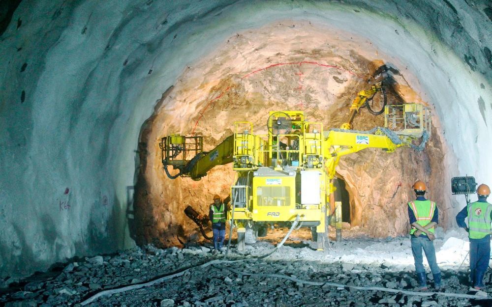 Ham Hai Van 2 da dao duoc 98,5%, se thong tuyen trong thang 9 hinh anh