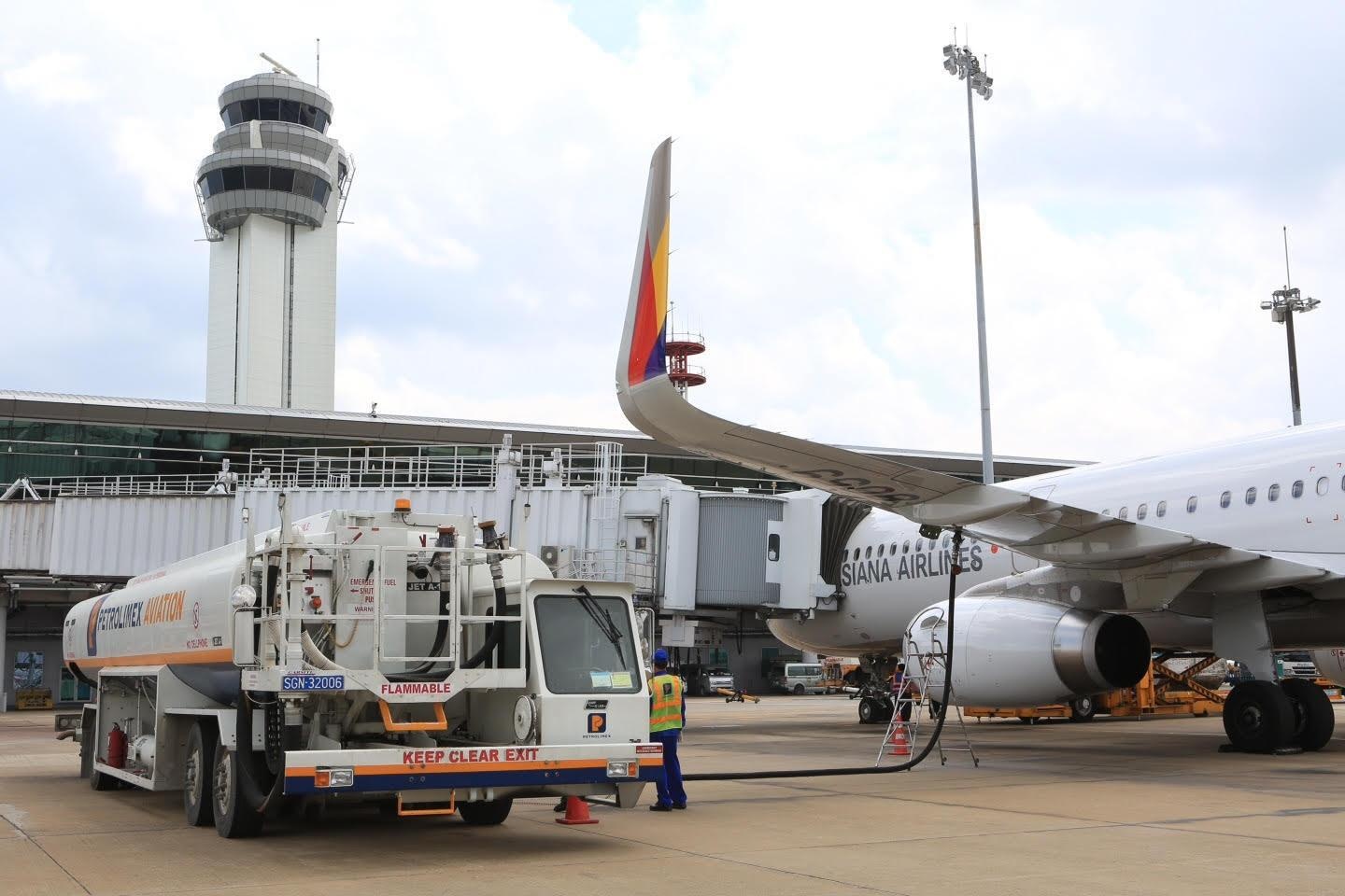 Tai xe lai xe bon 'tat duoi' may bay bi phat 4 trieu dong hinh anh