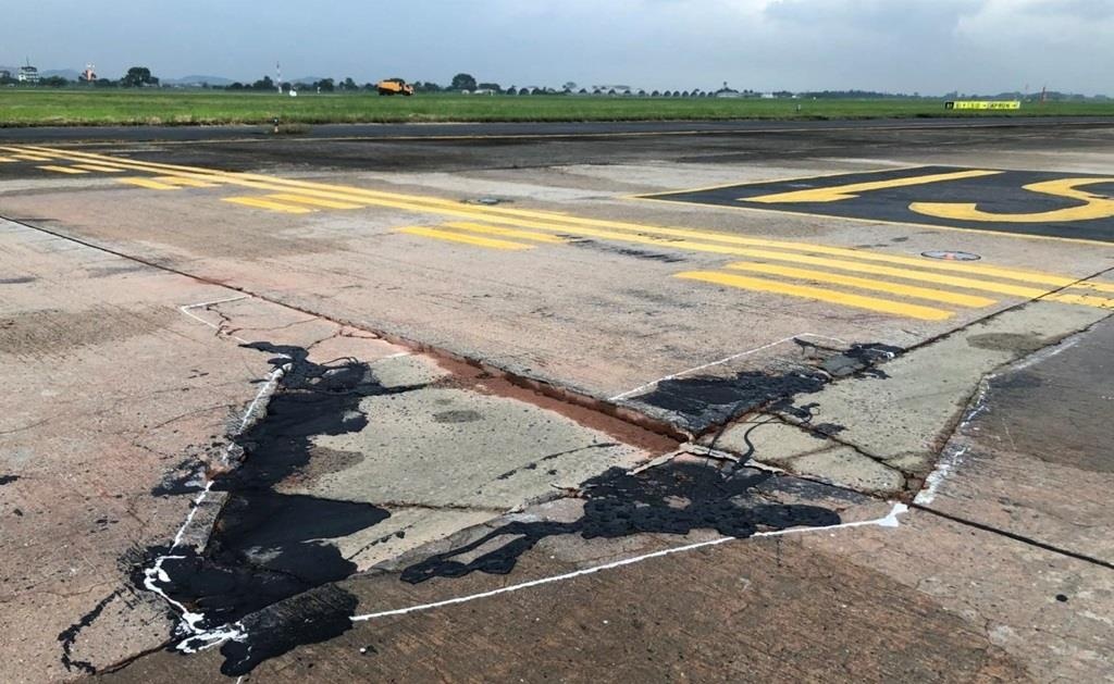 Thu tuong yeu cau bao cao ve hu hong duong bang Noi Bai hinh anh