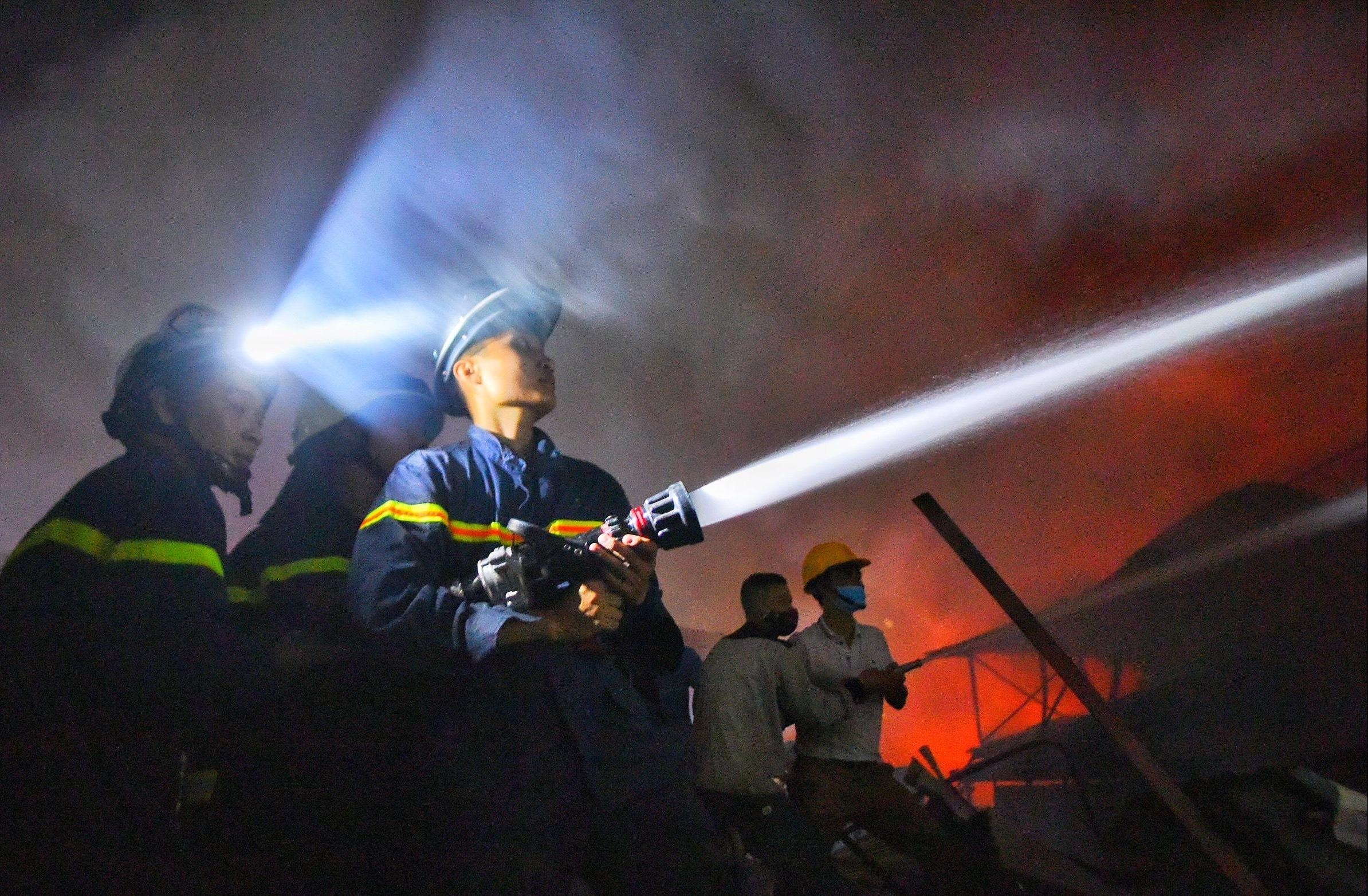 Rang Dong xin loi vi lam lanh dao Ha Noi ban tam, phien ha ve vu chay hinh anh