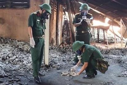 Binh chung hoa hoc lay mau xet nghiem truoc khi tay doc tai Rang Dong hinh anh