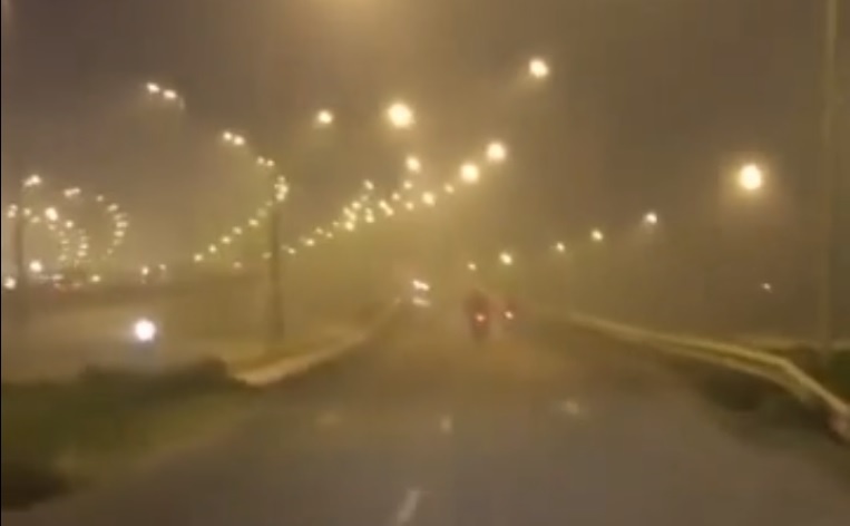 Den mua dot ra, khoi lai bua vay san bay Noi Bai hinh anh