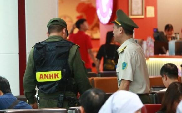 Bi danh tai san bay vi luc loi tui xach cua nguoi khac hinh anh