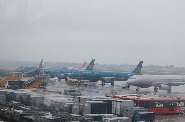 Nhieu chuyen bay bi huy, lui gio cat canh do bao Tapah hinh anh