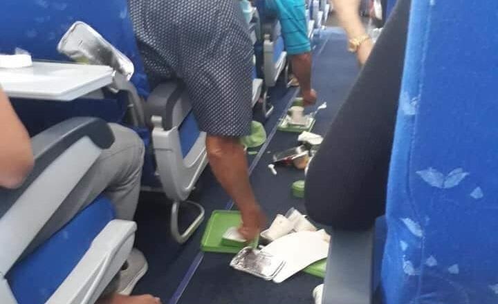 Bamboo bac tin tiep vien bi hat len noc may bay do nhieu dong hinh anh